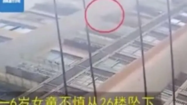 Dramáticas imágenes de caída de una niña de un edificio en China