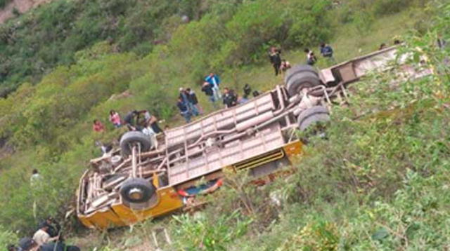 Víctimas fueron evacuadas por los rescatistas para recibir la atención médica