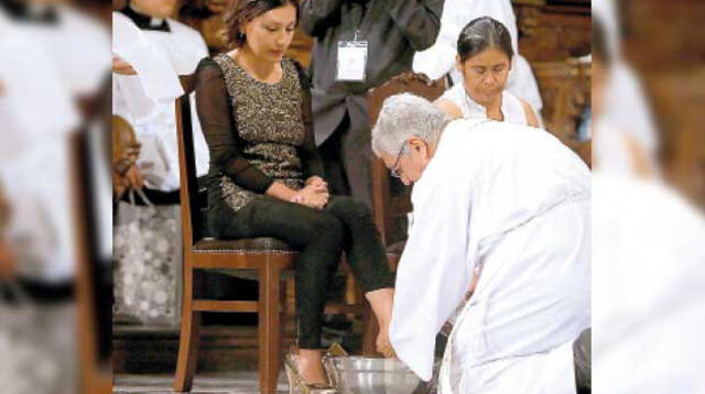 La iglesia escogió a víctimas de la violencia contra la mujer para el lavado de pies