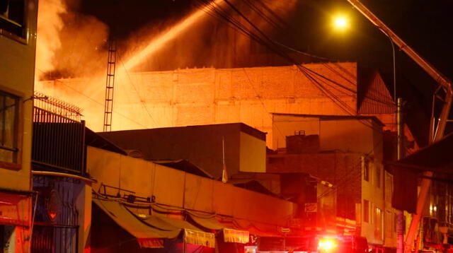 Bomberos requieren de más agua para atender emergencia