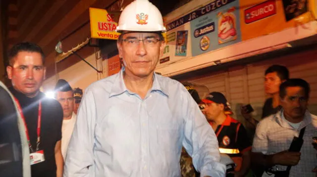 Martín Vizcarra supervisa trabajos para contener incendio en Mesa Redonda