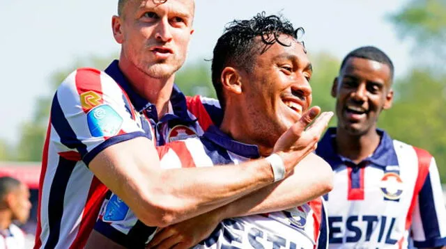 Renato Tapia celebra su primer gol con camiseta de Willem II junto a sus compañeros