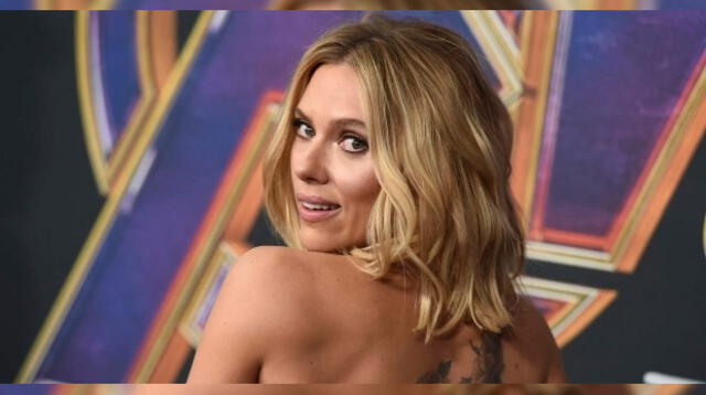Scarlett Johansson deslumbra en alfombra roja y deja en evidencia su reciente operación 