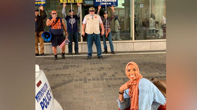 Mujer con una sonrisa respondió a críticos contra la religión que profesa