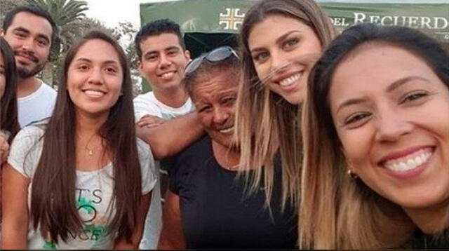 Alondra García Miró posa feliz con 'Doña Peta' y familiares de Paolo Guerrero