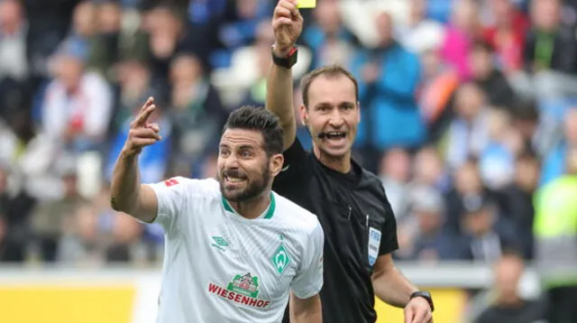 En escena el juez le saca la cartulina amarilla a Claudio Pizarro. FOTO: EFE