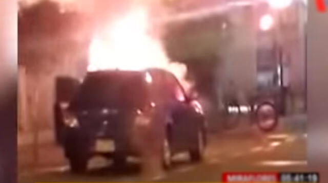 Auto se incendia en plena calle de Miraflores 