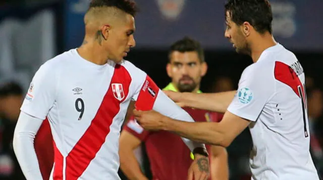 Paolo Guerrero recibe la cinta de capitán que le pertenecía a Claudio Pizarro