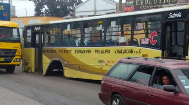 Bus terminó sin llantas posteriores 