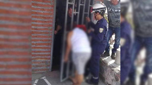 Señora queda atrapada en reja por intentar ver qué hacía su vecina