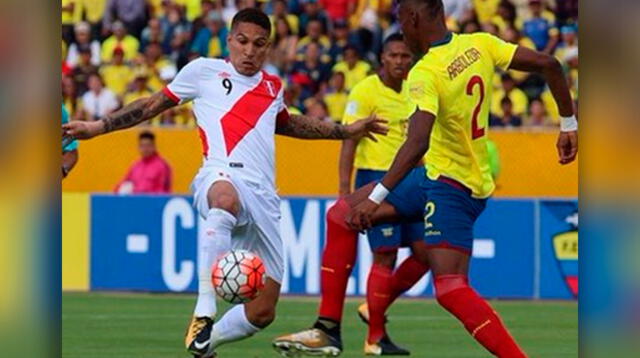 Paolo Guerrero disputa una pelota dividida con Arboleada que jugará la Copa América 2019