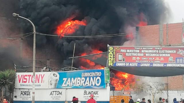 Taller que viene siendo consumido por las llamas se encuentra al frente de un grifo y ciudadanos corren peligro