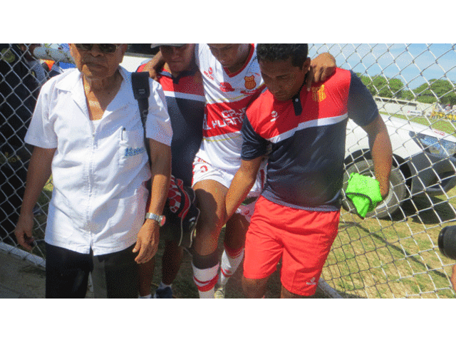 El cuerpo auxiliar sacó cargando al jugador Matías Sen. FOTO: Roberto Saavedra