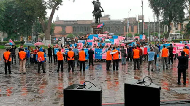 Manifestantes de 'Con mis hijos no te metas' se concentraron en la Plaza Bolivar