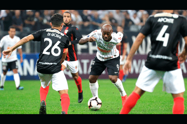 Los jugadores del Corinthians le regalaron pizzas y bebidas a los jugadores del Lara. FOTO: EFE