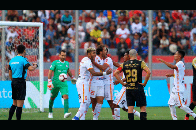 Festejo por el gol marcado Mauricio Montes. FOTO: LIBERO