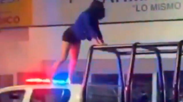 Video viral en Twitter muestra cómo la mujer producto de excesivo alcohol baila sensualmente ante la mirada de policías y transeúntes