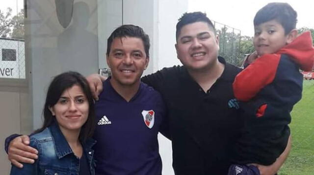 Marcelo Gallardo junto al barrendero que le rescató sus apuntes