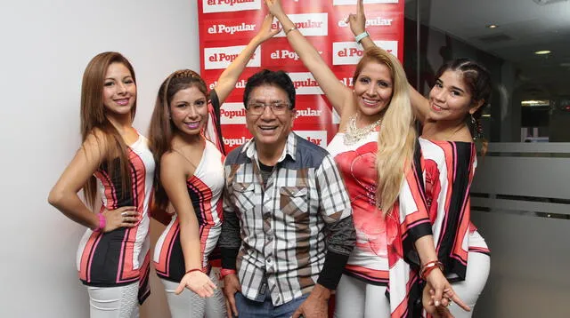 Don Alejandro Zárate con sus chicas de la agrupación