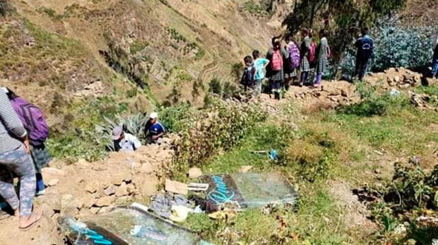 Personas observan restos de cúster que se partió en dos en Huaraz