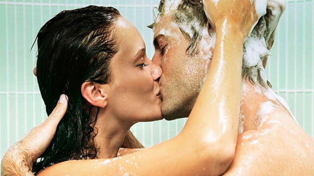 Durante el baño podrán aprovechar la situación para vivir una nueva experiencia erótica y experimentar esa intimidad que los lleve al clímax de la pasión