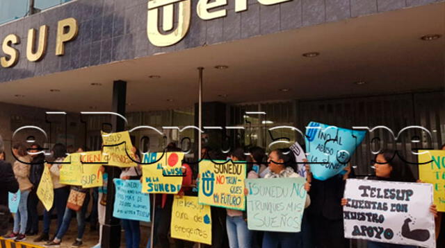 Estudiantes hacen plantón tras cierre de universidad Telesup  