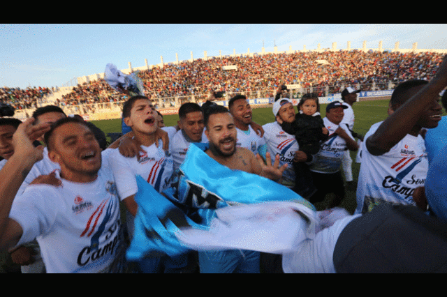 Festejo de los jugadores del Binacional por el título logrado. FOTO: LIBERO