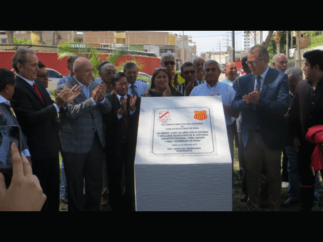 Emocionante la develación de la placa en el Clug Grau. FOTO: Roberto Saavedra