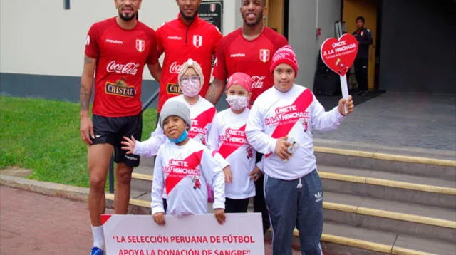 Los jugadores de la selección peruana apoyan la campaña