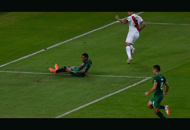 Paolo Guerrero anota su primer gol en la Copa América. FOTO: EFE