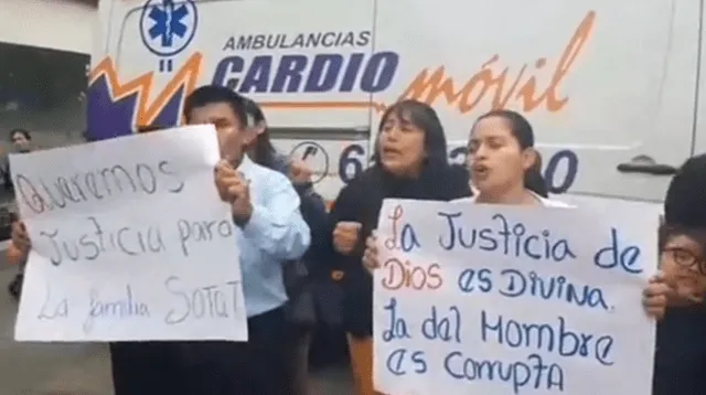 Las personas exigieron justicia en el exterior de la clínica donde están ambos jóvenes