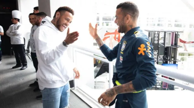 Neymar saludando a Dani Alves FOTO: CBF