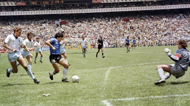 Maradona anotando el mejor gol en la historia de los Mundiales