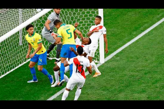 Casemiro anota el primer gol a favor de los brasileños