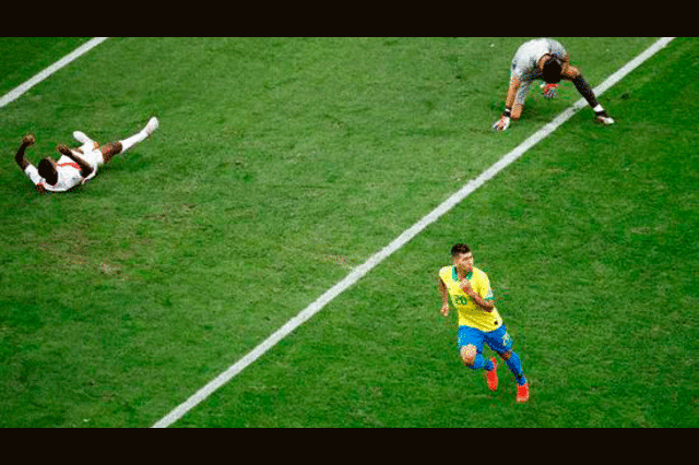 Roberto Firmino aprovecha blooper de Gallese para anotar el 2-0