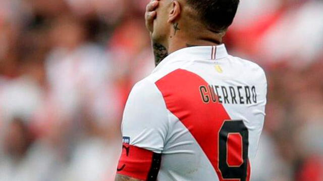  Paolo Guerrero no estuvo conforme con el rendimiento de sus compañeros y lo evidenció hasta que fue sustituido