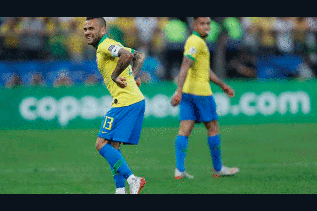 Baile de Alves tras marcar al Perú. FOTO: EFE