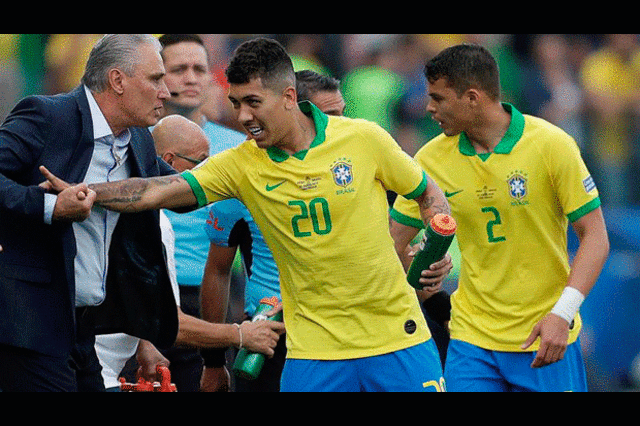 Esta Tite cuestionado y ahora con la goleada a Perú todo lo adoran. EFE