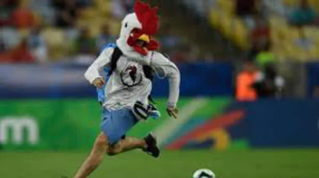 aficionado vestido de gallo se metió a la cancha durante cotejo Uruguay - Chile