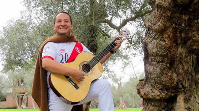 Cantante luce orgulloso con la rojiblanca.