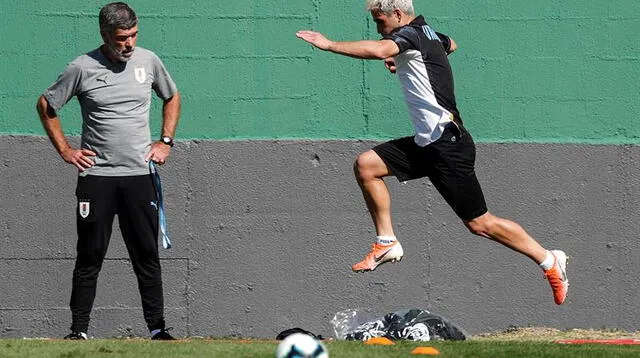 Lodeiro entrenando con Uruguay. Su lugar ante Perú está en duda