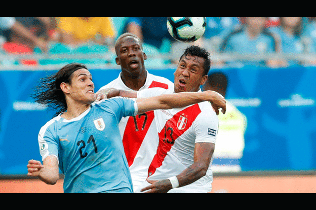    Cavani tiene eufórica celebración tras anotar gol, pero es anulado