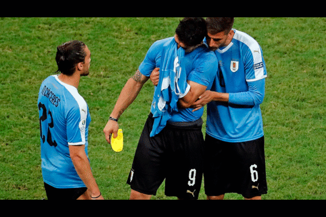  Luis Suárez rompe en llanto tras triunfo de Perú ante Uruguay  FOTO: EFE