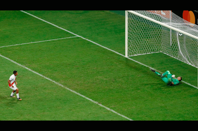   Así fue el gol de Edison Flores que le dio la clasificación a Perú. FOTO: EFE