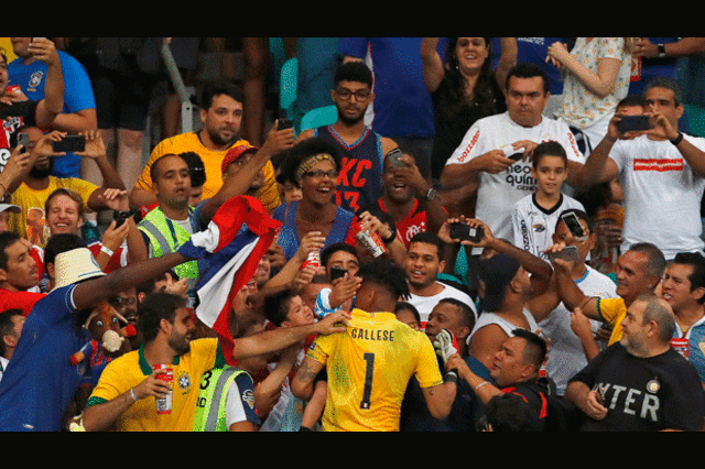    Pedro Gallese desvió el penal de Luis Suárez y nos dio la clasificación a la siguiente . FOTO: EFE