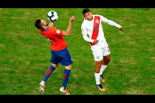 Edison Flores salió ante Chile sentido del tobillo. FOTO: EFE