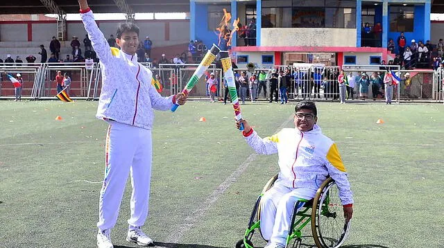 Julio Surco, atleta Parapanamericano, la recibió y la llevó al pebetero panamericano