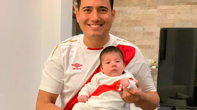 Pedro Loli posa con su hijo con la camiseta peruana