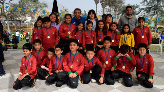 Héctor Chumpitaz estuvo premiando a escolares del Colegio Juan Peregrino de Carabayllo