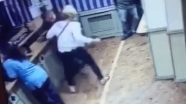 El hombre estaba coqueteando con otra mujer cuando fue atacado frente a todos